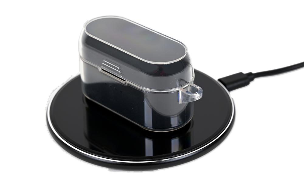 黒い充電ケースをソフトケースに入れた状態の上面。黒い光沢がある。